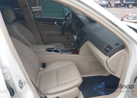 2010 Mercedes-Benz C 300 Luxury/Sport из США, поврежденный, VIN WDDGF5EB5AR125664